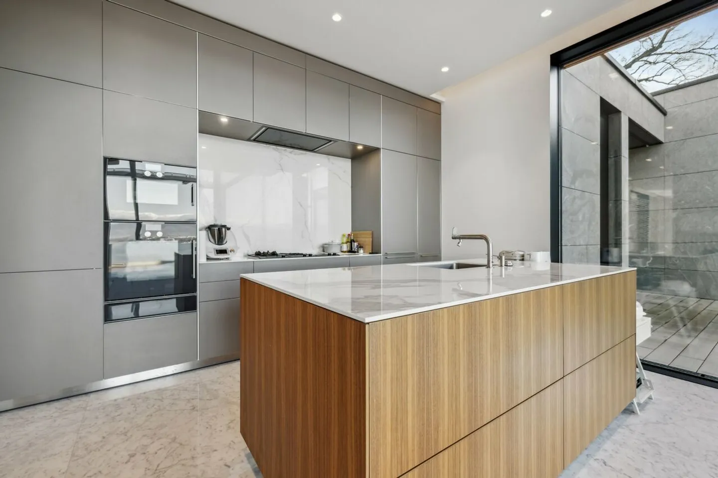 Luxury villa with panoramic lake view - Photo 8 of 13