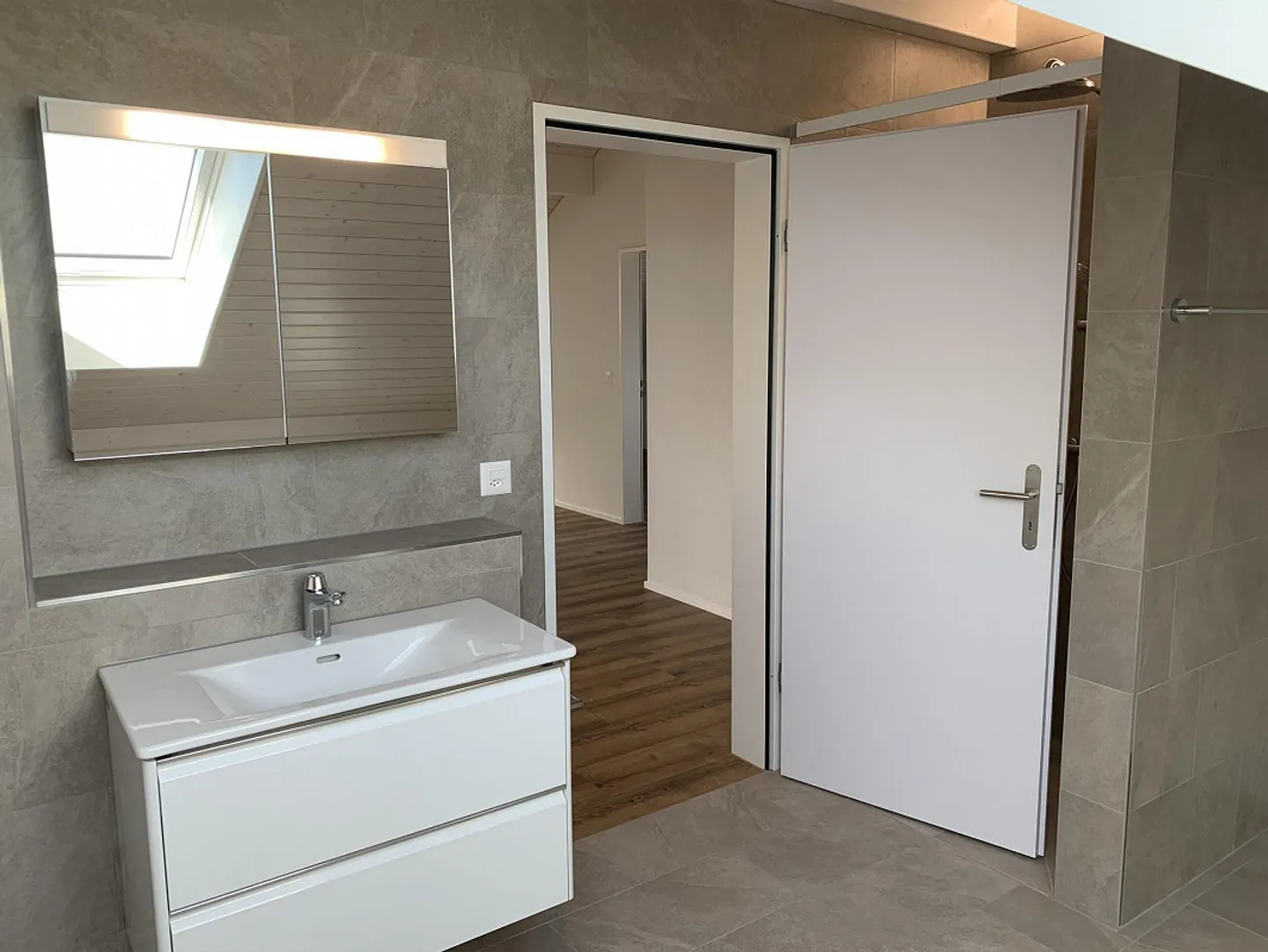 Appartement sous les combles attrayant dans le vert - Photo 6 sur 8
