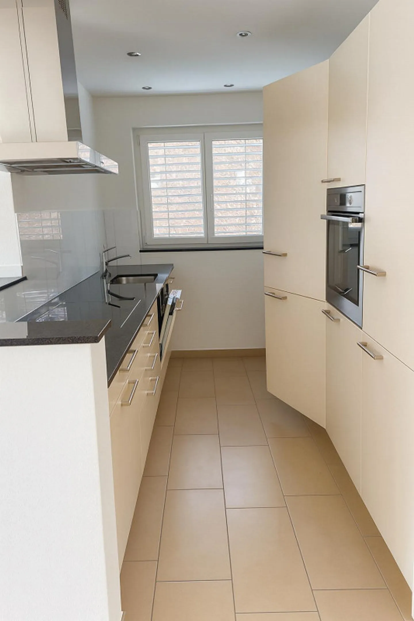 Moderne 3.5-Zimmer-Wohnung mit grosszügigem Balkon und Aussicht - Foto 2 von 12
