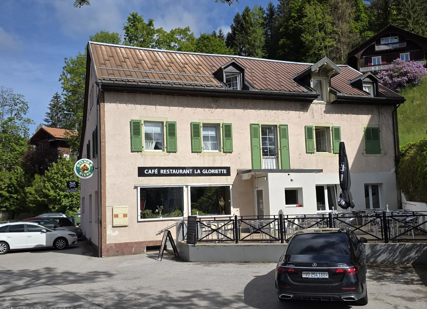 Schönes gemischt genutztes Gebäude, bestehend aus einem Café &amp; Restaurant, einem Tanzsaal, 3 Wohnungen und einem Büro. - Foto 1 von 27