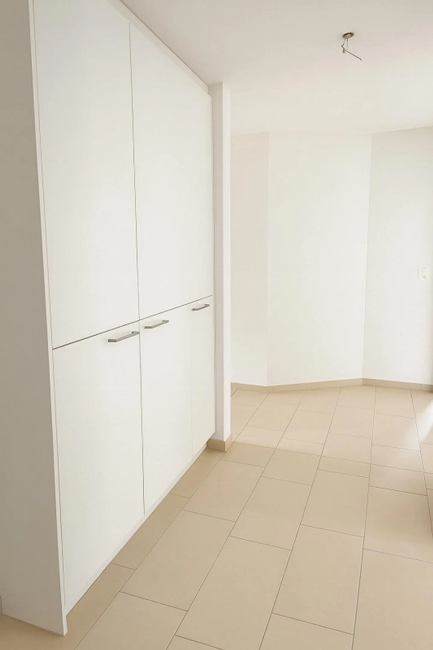 Moderne 3.5-Zimmer-Wohnung mit grosszügigem Balkon und Aussicht - Foto 3 von 12
