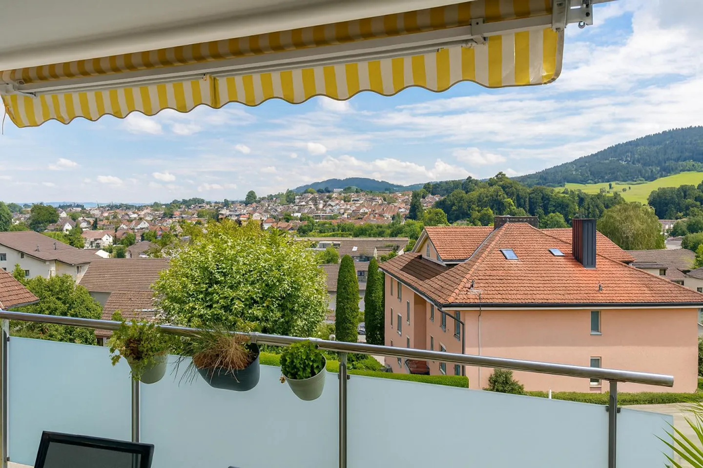 Moderne 3.5-Zimmer-Wohnung mit grosszügigem Balkon und Aussicht - Foto 4 von 12