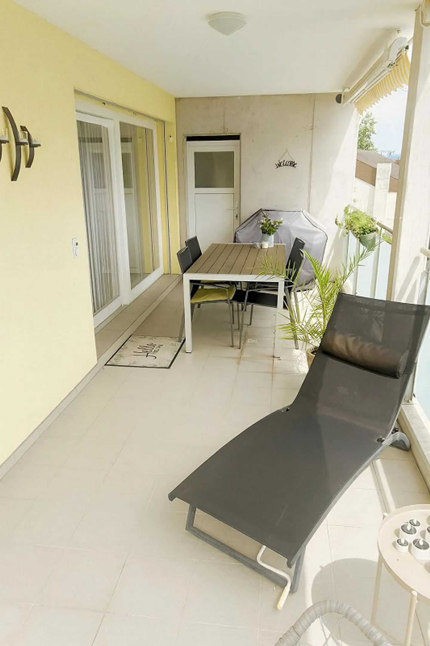 Moderne 3.5-Zimmer-Wohnung mit grosszügigem Balkon und Aussicht - Foto 10 von 12