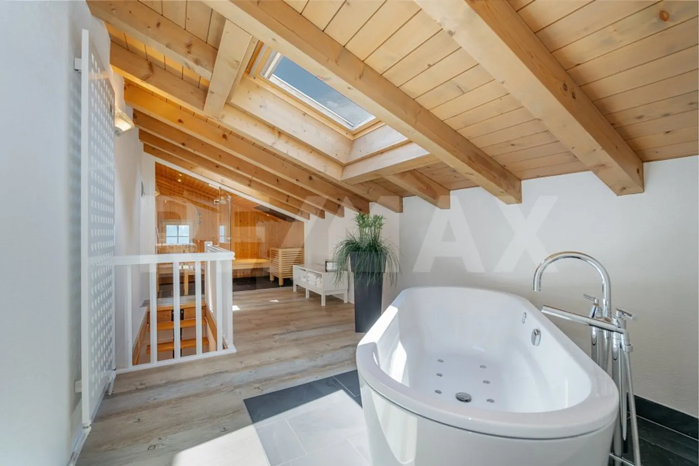 Exclusive 6.5-room maisonette apartment over three floors with wellness and unobstructed panoramic views - Photo 11 of 13