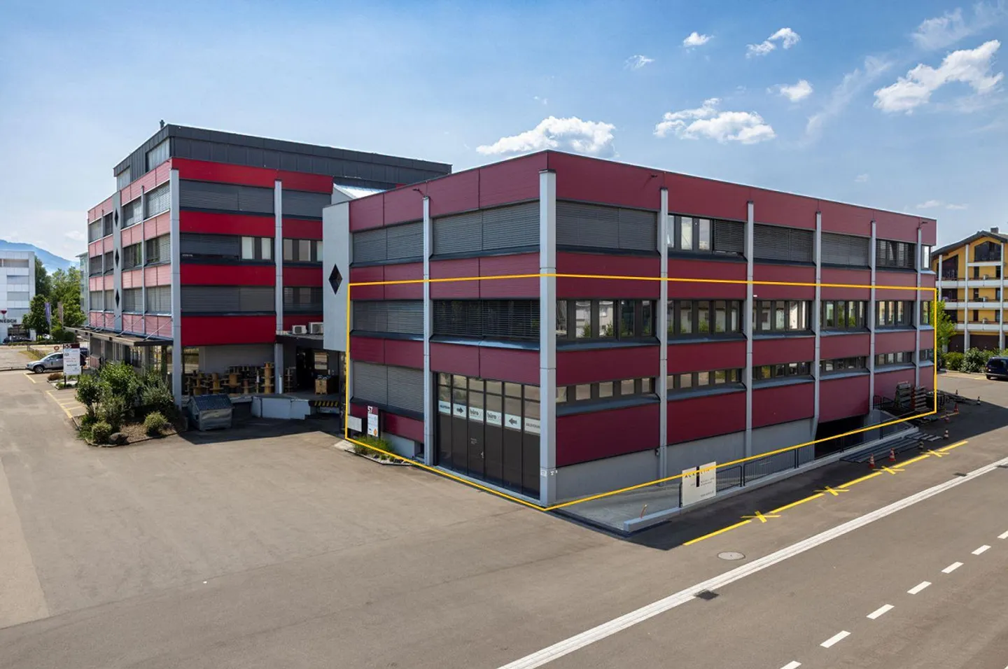 1600 m2 d'espace commercial/bureau avec élévateur à marchandises et rampes - Photo 1 sur 14