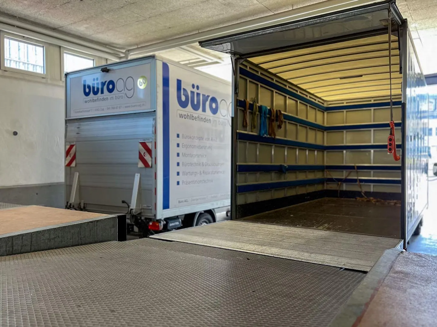 1600 m2 d'espace commercial/bureau avec élévateur à marchandises et rampes - Photo 4 sur 14