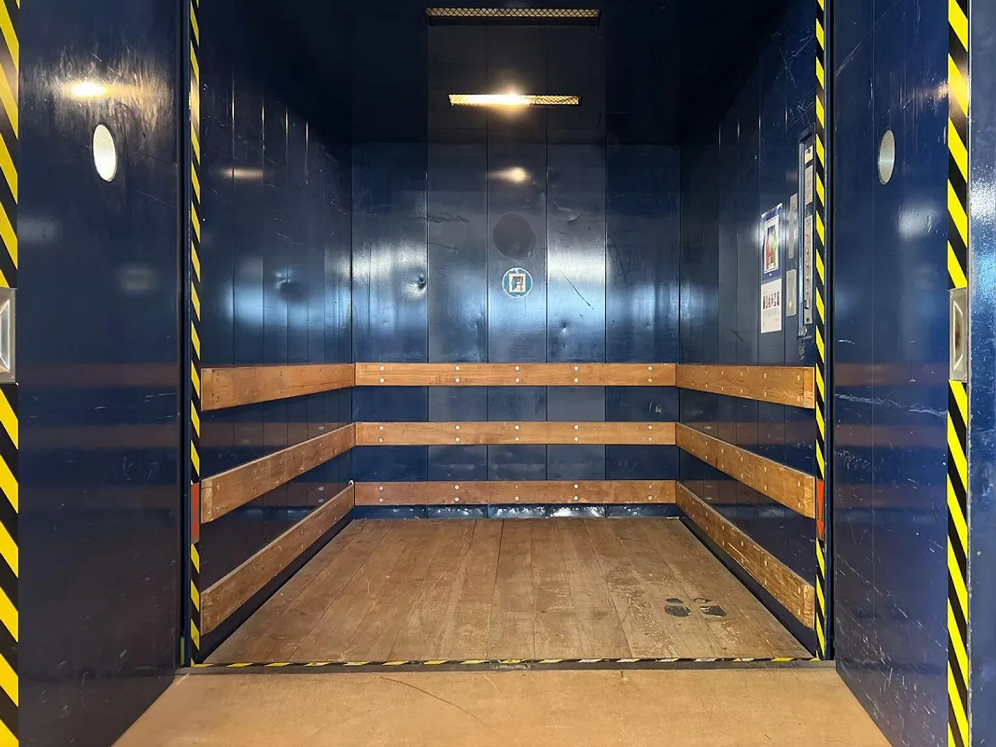 1600 m2 d'espace commercial/bureau avec élévateur à marchandises et rampes - Photo 5 sur 14