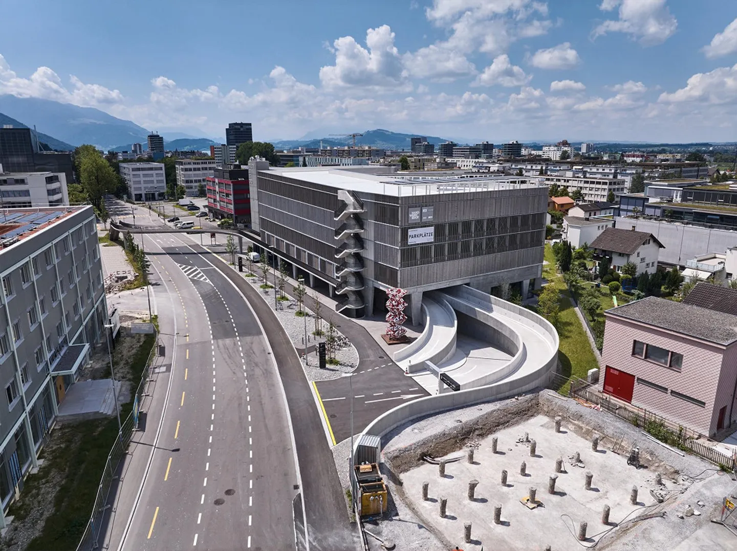 1600 m2 d'espace commercial/bureau avec élévateur à marchandises et rampes - Photo 8 sur 14