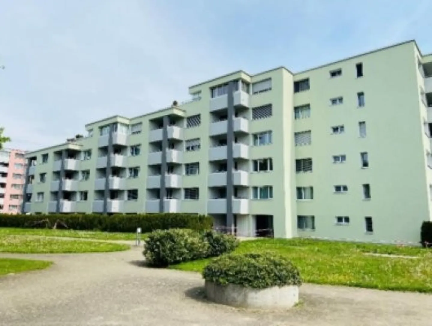 Bright 3.5-room apartment in a quiet location in Niederhasli - Photo 1 of 7