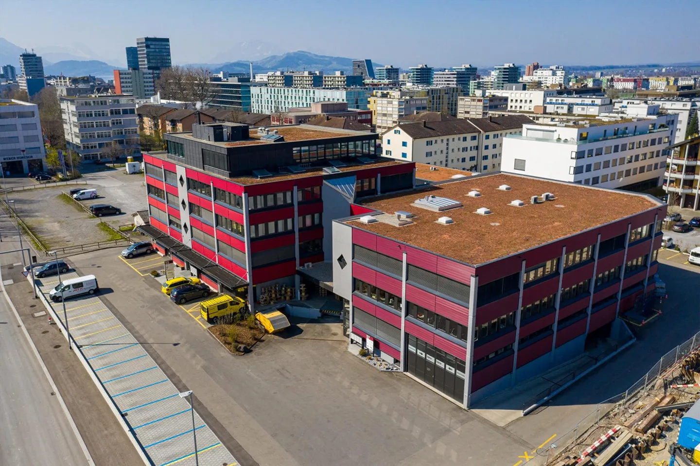 1600 m2 d'espace commercial/bureau avec élévateur à marchandises et rampes - Photo 9 sur 14