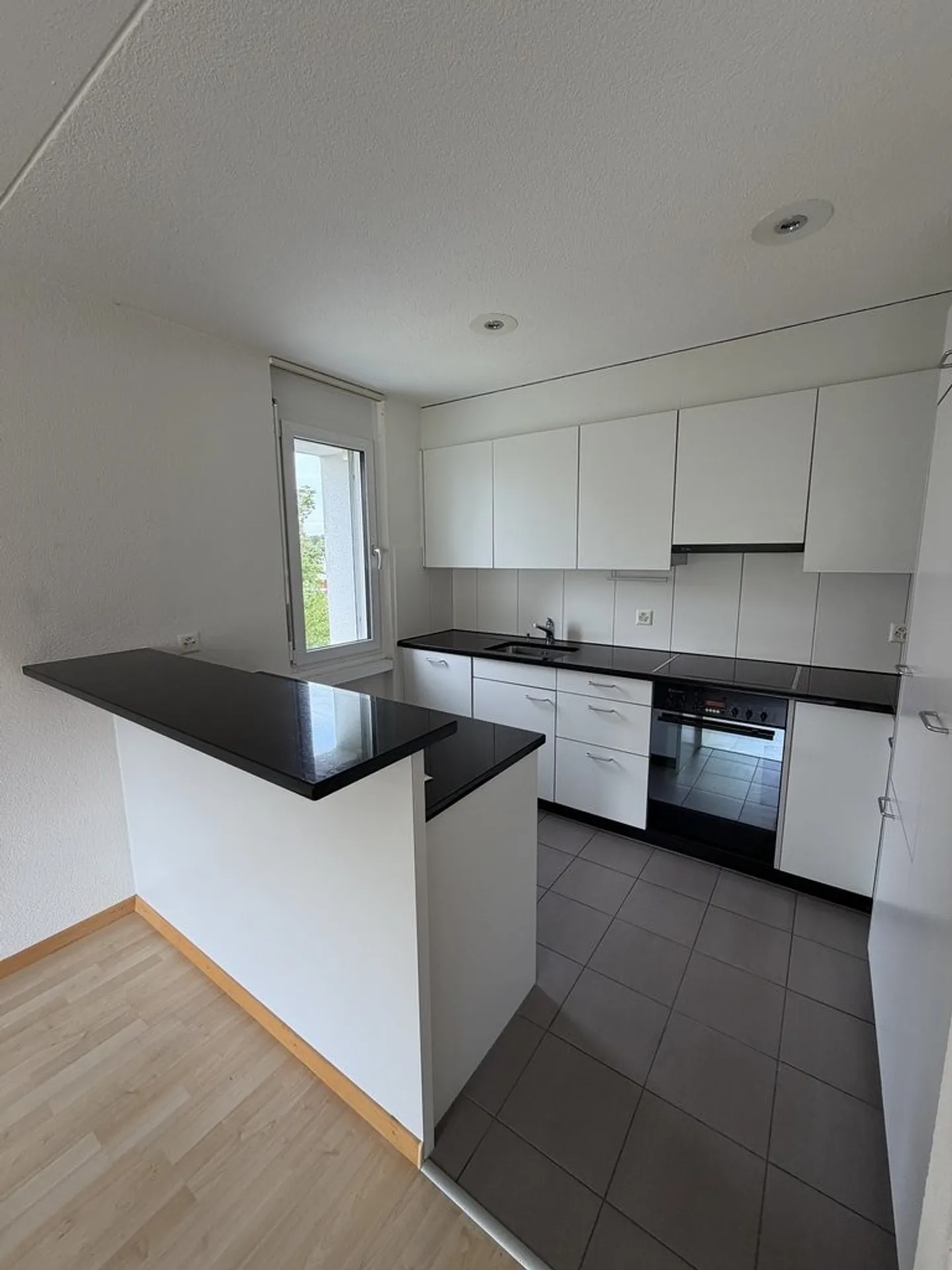 Bright 3.5-room apartment in a quiet location in Niederhasli - Photo 3 of 7