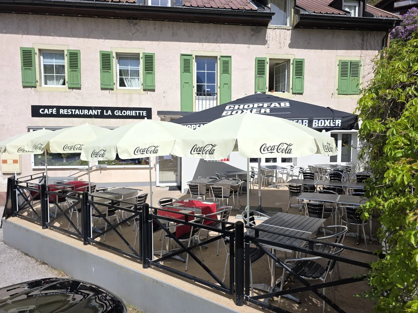 Schönes gemischt genutztes Gebäude, bestehend aus einem Café &amp; Restaurant, einem Tanzsaal, 3 Wohnungen und einem Büro. - Foto 2 von 27