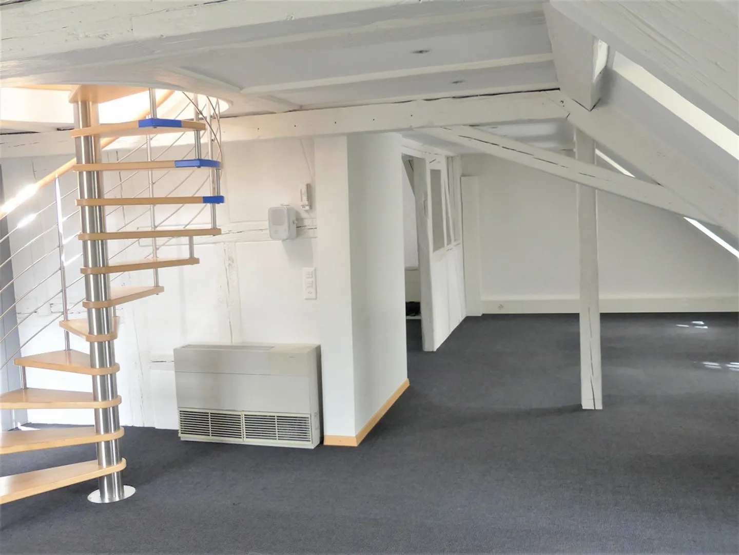 Appartamento duplex centrale di 2,5 stanze con terrazza privata sul tetto - Foto 3 di 12