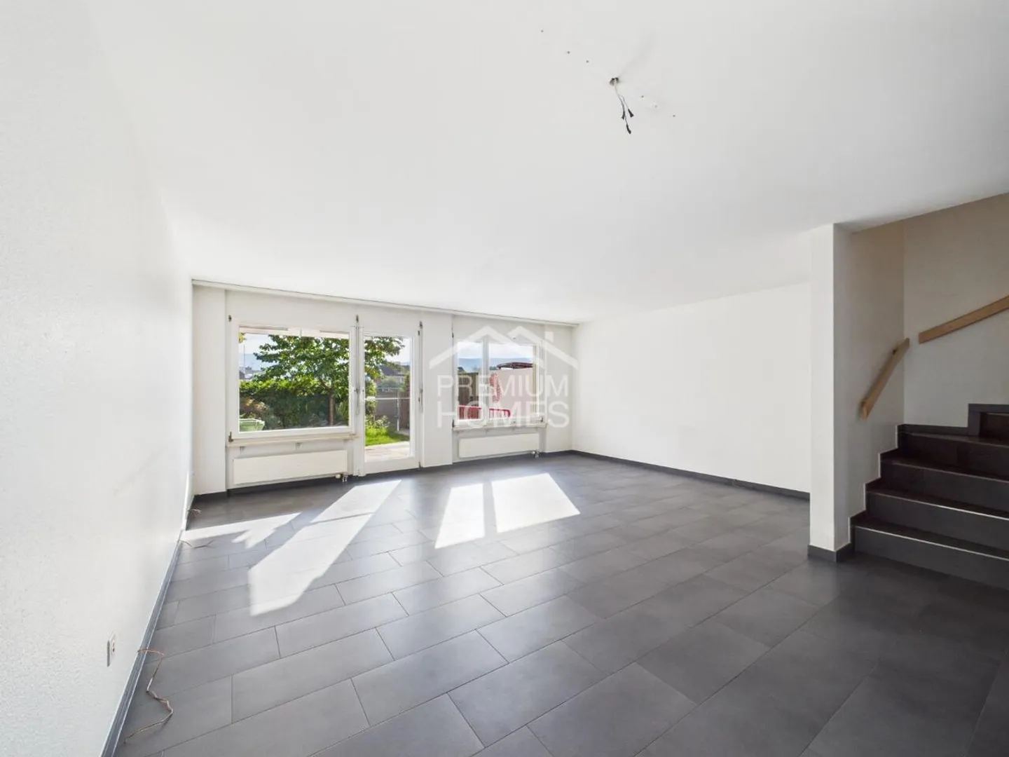 Idillio familiare nel verde, vivere vicino alla città, godere della natura - Foto 5 di 13