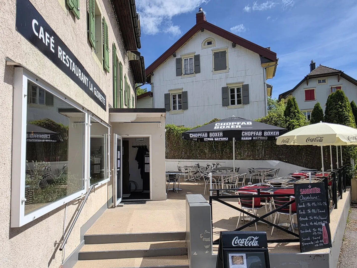 Schönes gemischt genutztes Gebäude, bestehend aus einem Café &amp; Restaurant, einem Tanzsaal, 3 Wohnungen und einem Büro. - Foto 3 von 27
