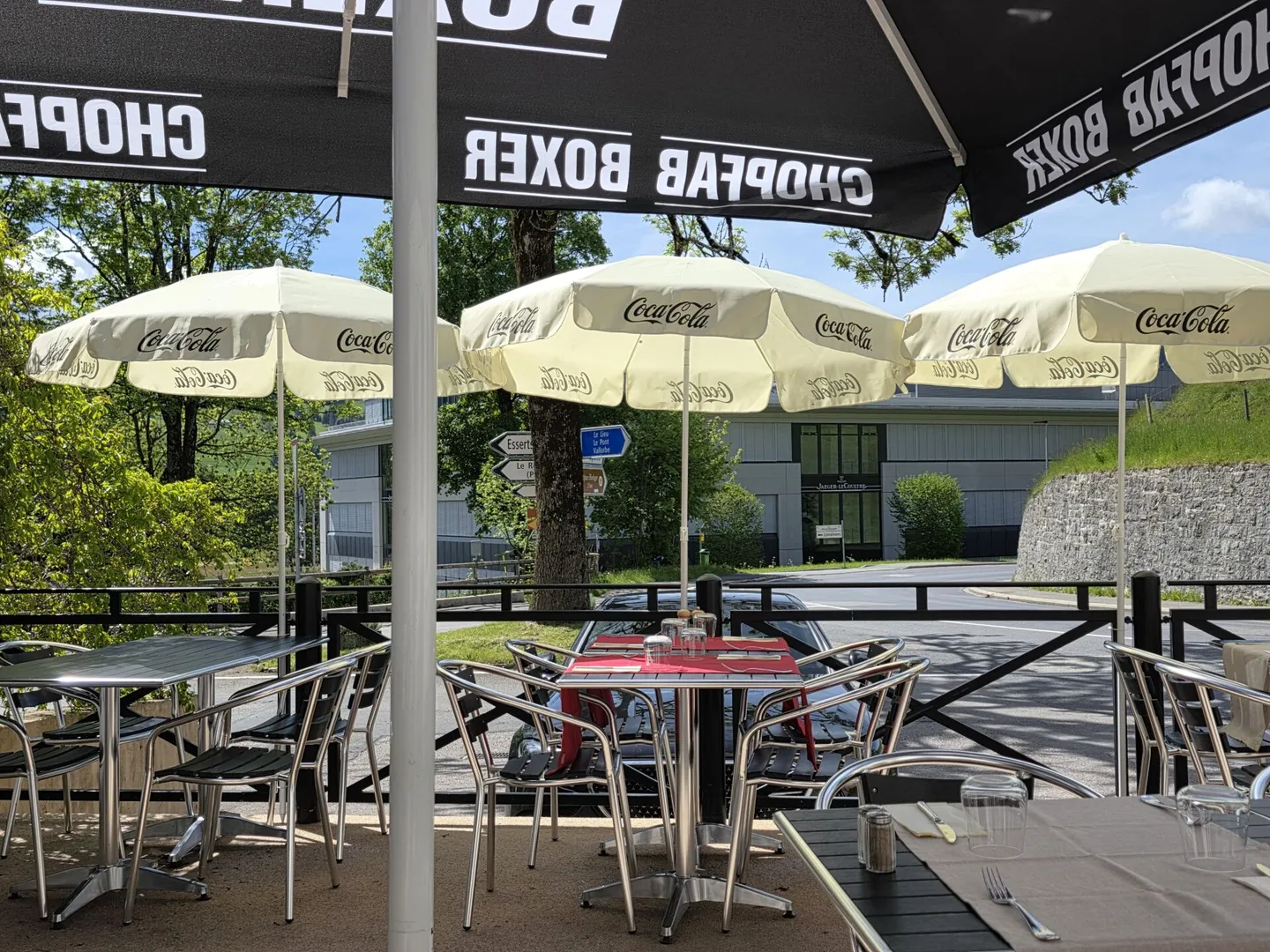 Schönes gemischt genutztes Gebäude, bestehend aus einem Café &amp; Restaurant, einem Tanzsaal, 3 Wohnungen und einem Büro. - Foto 4 von 27
