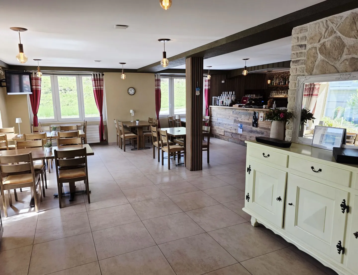 Schönes gemischt genutztes Gebäude, bestehend aus einem Café &amp; Restaurant, einem Tanzsaal, 3 Wohnungen und einem Büro. - Foto 5 von 27