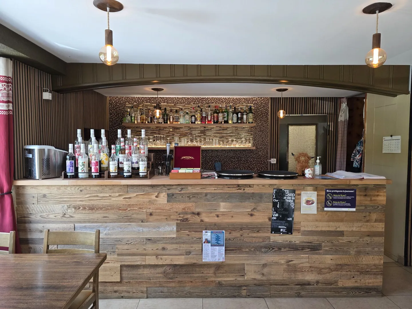 Schönes gemischt genutztes Gebäude, bestehend aus einem Café &amp; Restaurant, einem Tanzsaal, 3 Wohnungen und einem Büro. - Foto 6 von 27