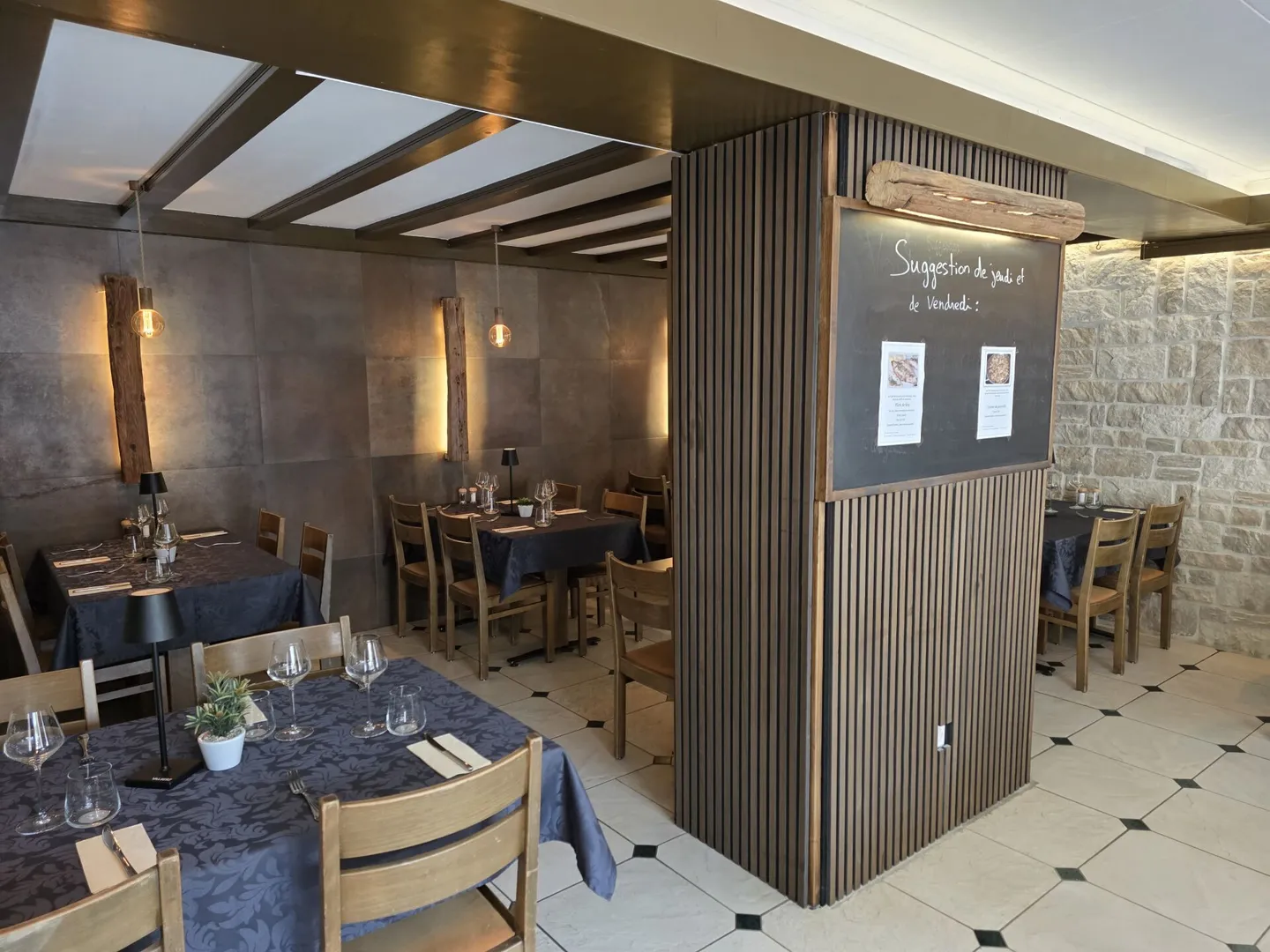 Schönes gemischt genutztes Gebäude, bestehend aus einem Café &amp; Restaurant, einem Tanzsaal, 3 Wohnungen und einem Büro. - Foto 7 von 27