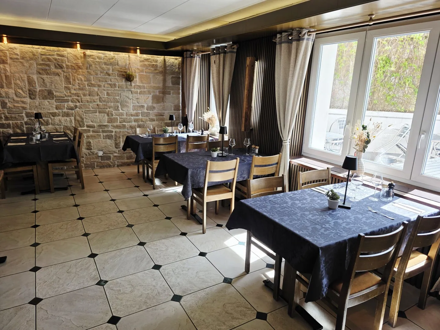 Schönes gemischt genutztes Gebäude, bestehend aus einem Café &amp; Restaurant, einem Tanzsaal, 3 Wohnungen und einem Büro. - Foto 8 von 27