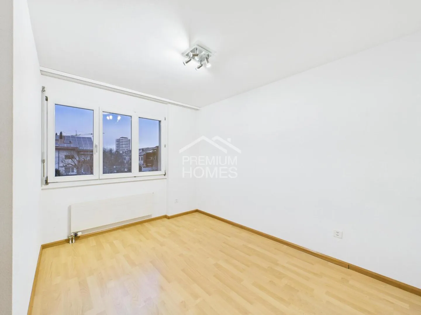 Idillio familiare nel verde, vivere vicino alla città, godere della natura - Foto 13 di 13