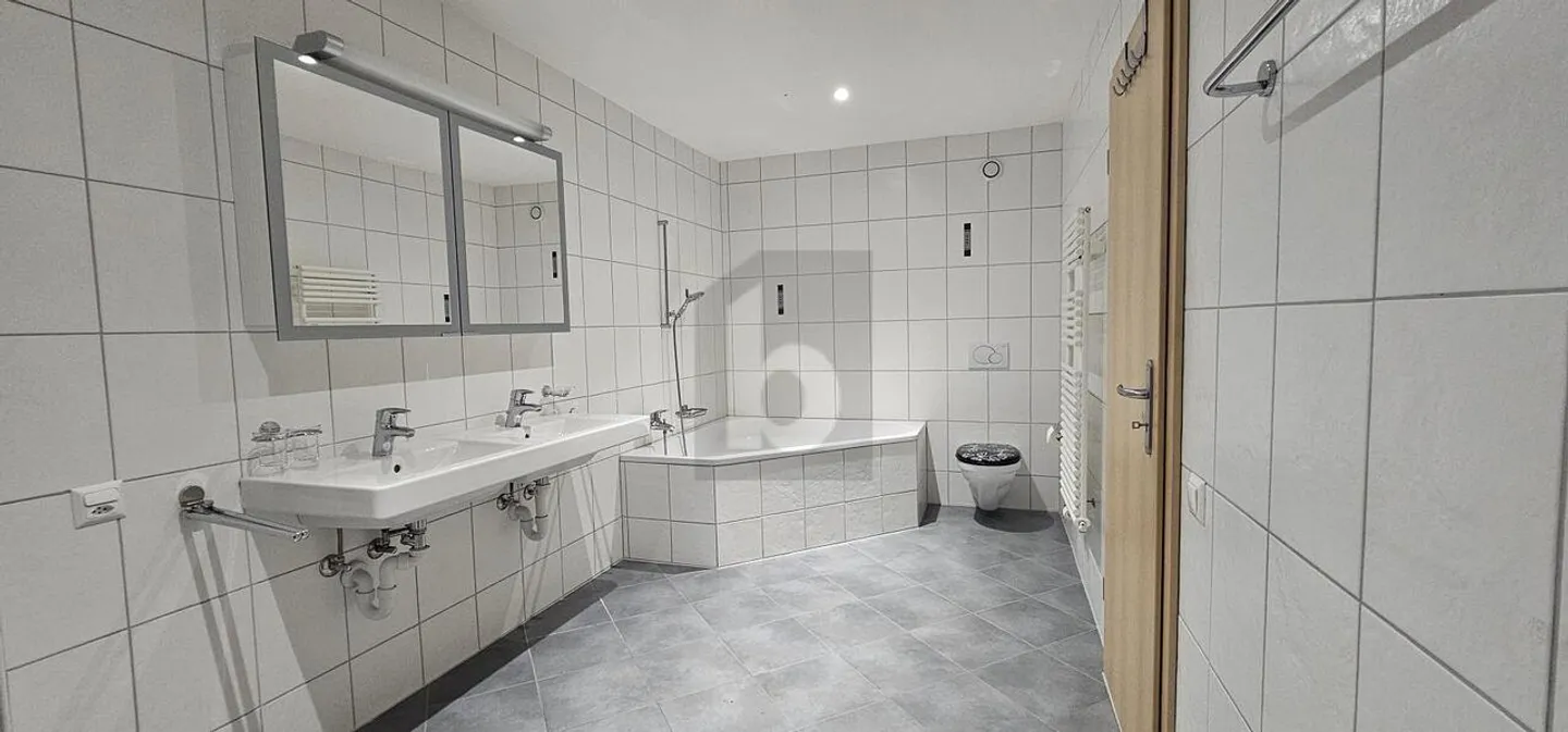 Charming Top-Floor Apartment - Photo 3 of 5