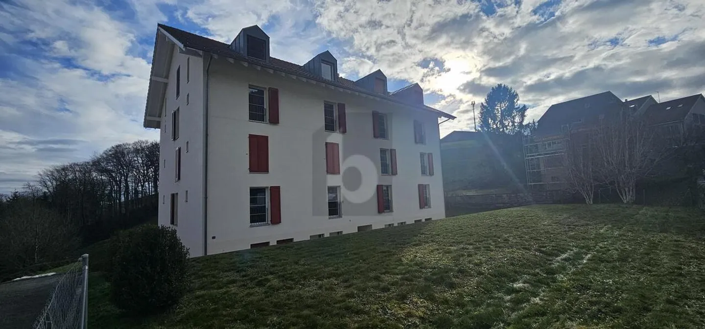 Charming Top-Floor Apartment - Photo 4 of 5