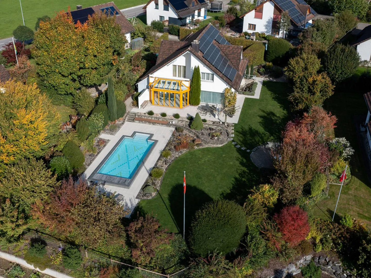 Casa unifamiliare ben tenuta con giardino attraente in una zona residenziale tranquilla - Foto 1 di 16