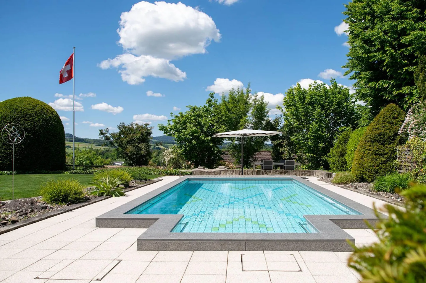 Casa unifamiliare ben tenuta con giardino attraente in una zona residenziale tranquilla - Foto 5 di 16