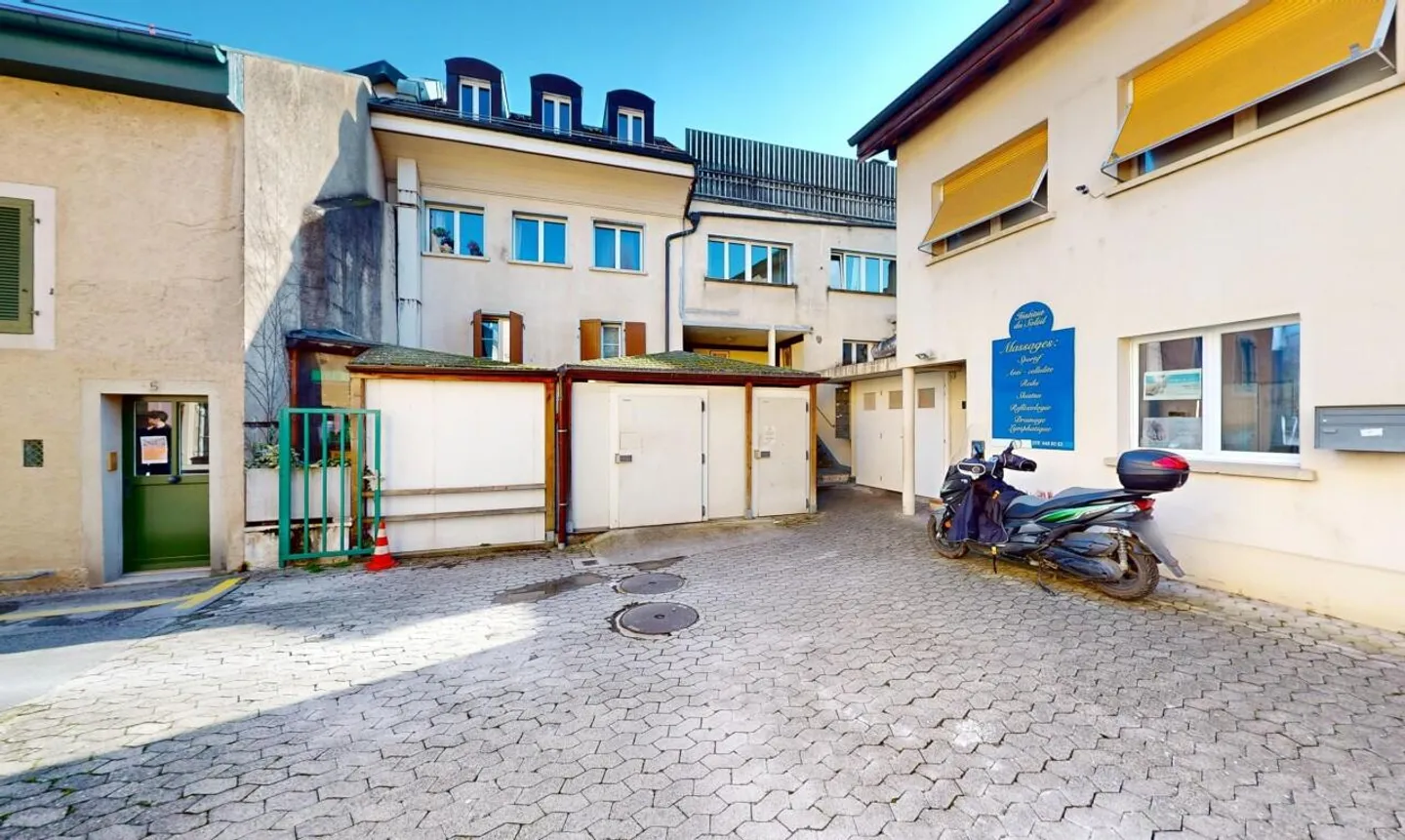 Mixed-use building for sale - Photo 12 of 13