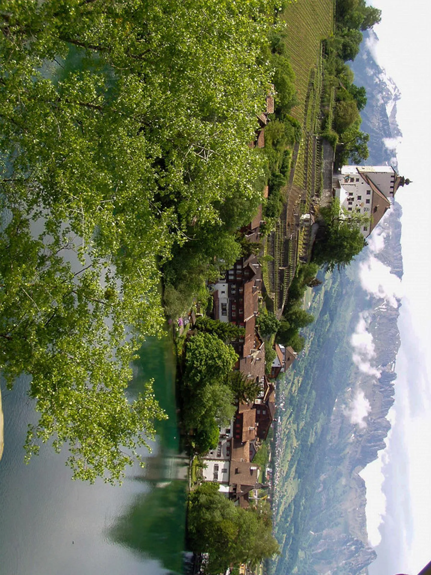 Historical 5.5-room attic apartment with a view in the town of Werdenberg - Photo 2 of 21