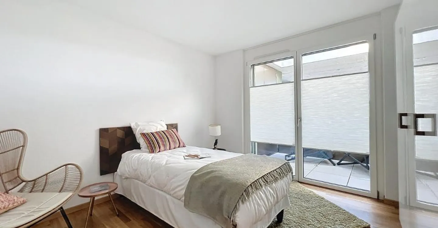 3 ½ BRIGHT ROOMS - In the attic! - Photo 7 of 12