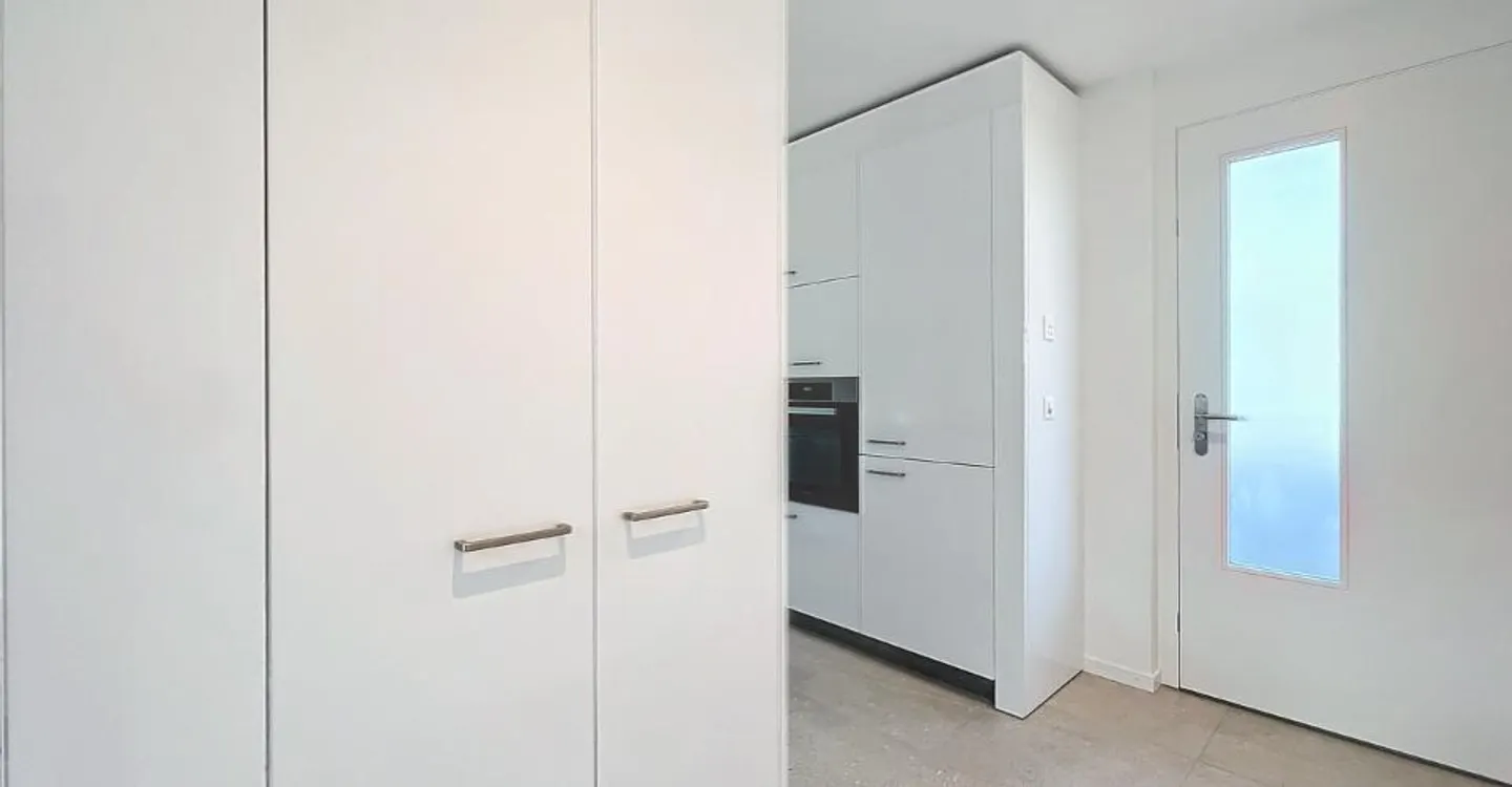 3 ½ BRIGHT ROOMS - In the attic! - Photo 9 of 12