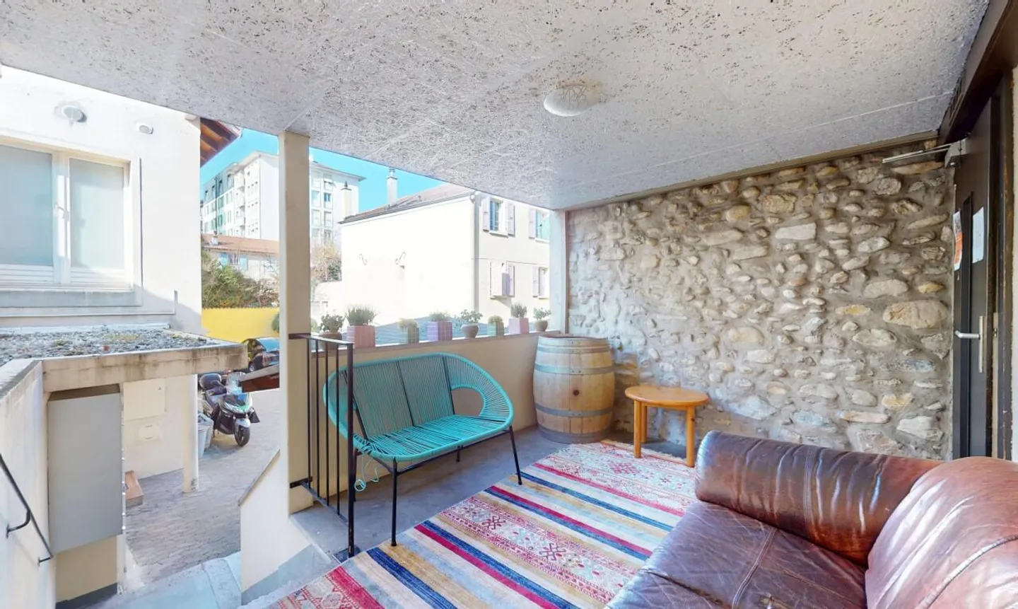 Mixed-use building for sale - Photo 3 of 13