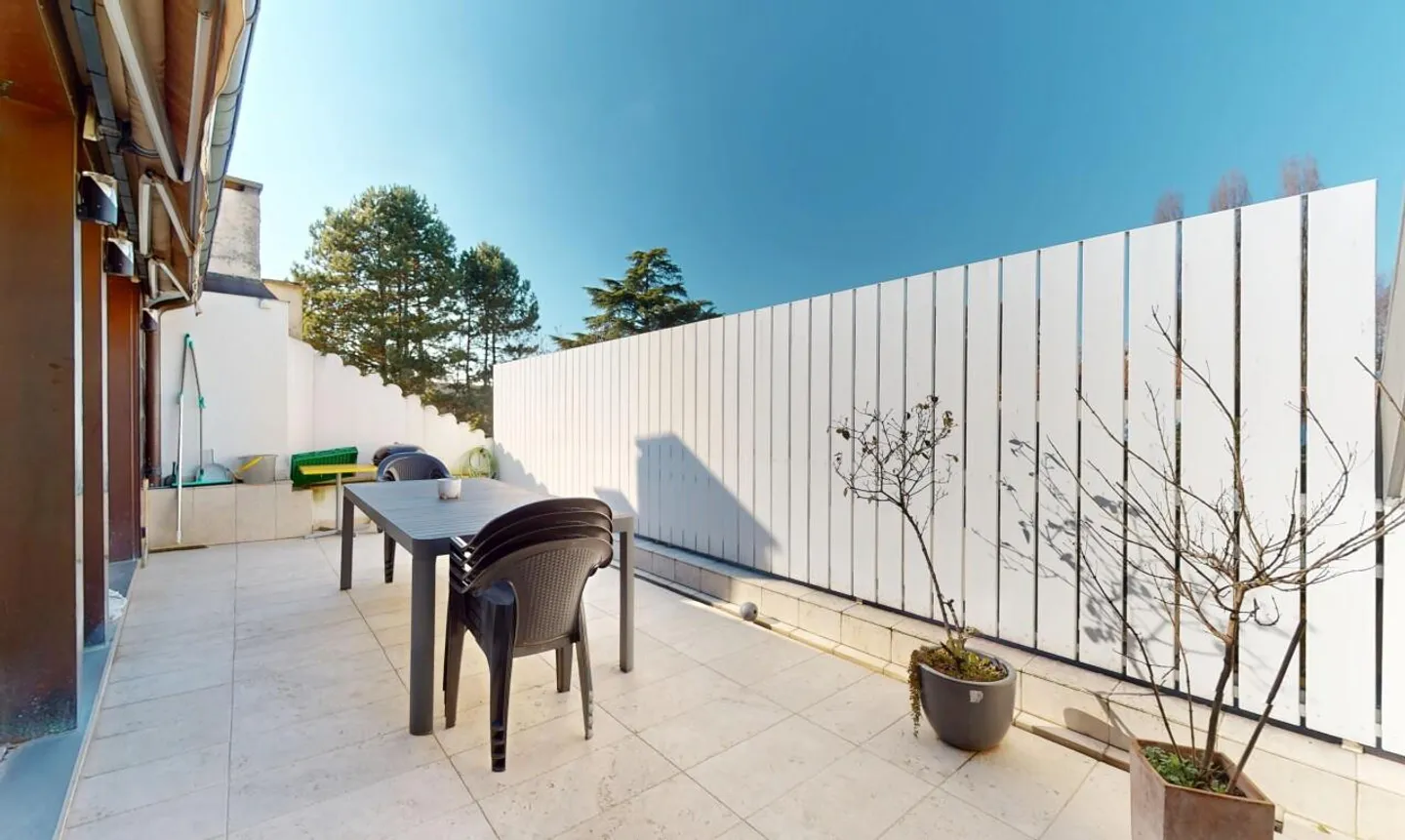 Mixed-use building for sale - Photo 10 of 13