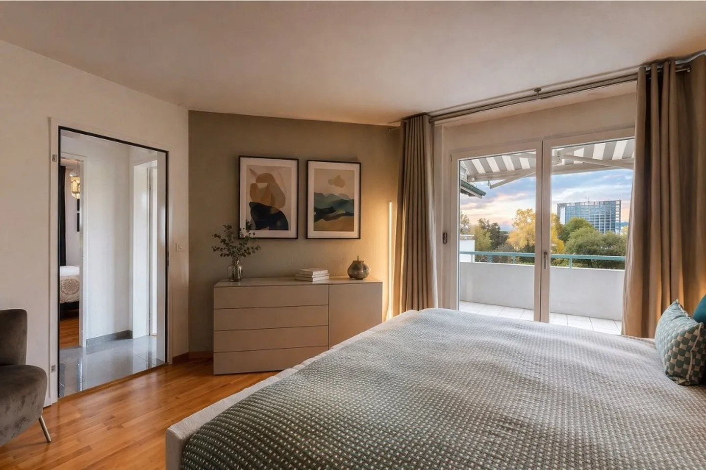 Modern, gepflegt, überzeugend | 5.5+ Zimmer Haus | Wohnen auf hohem Niveau - Photo 4 sur 13