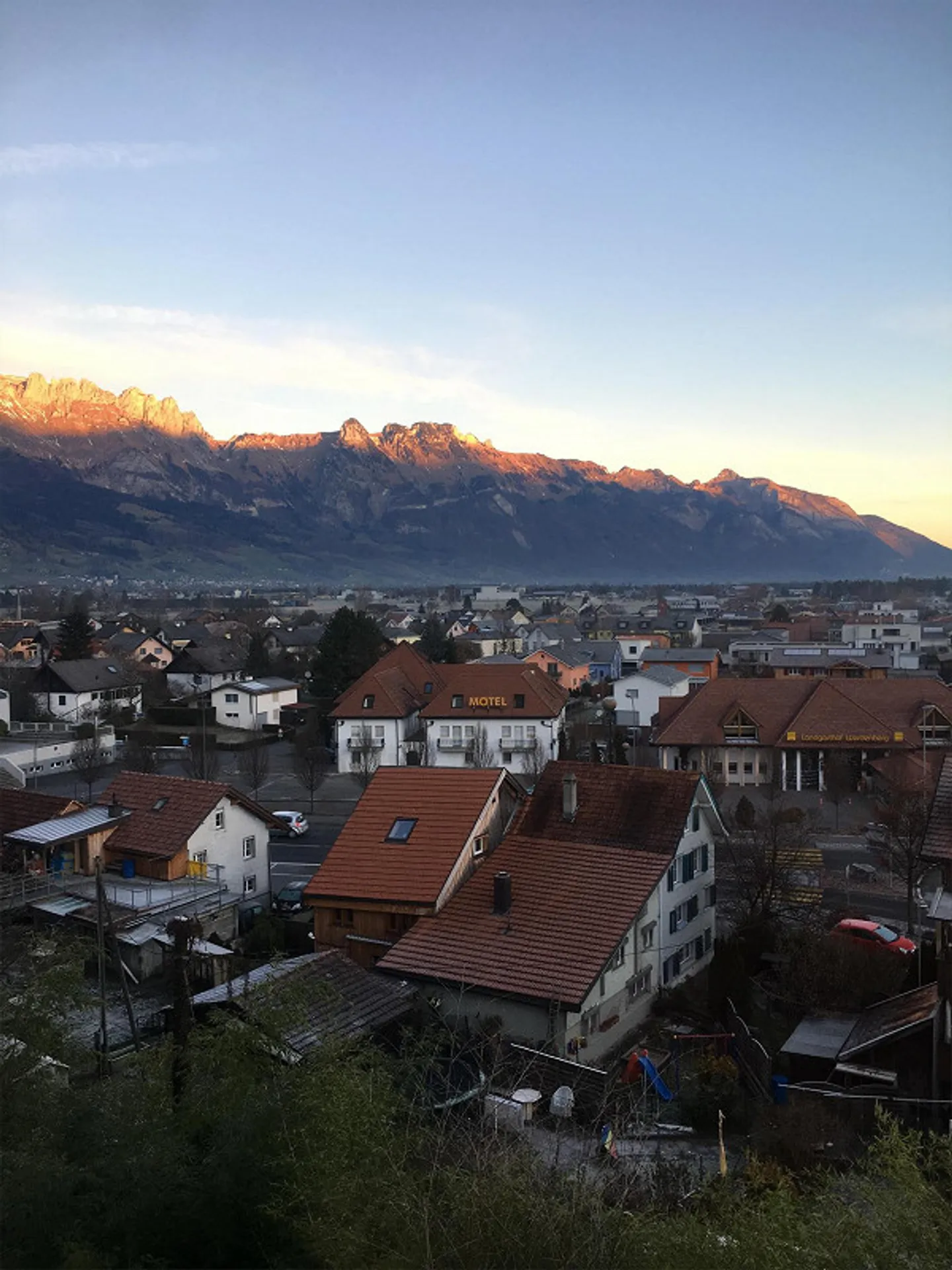 Historical 5.5-room attic apartment with a view in the town of Werdenberg - Photo 15 of 21
