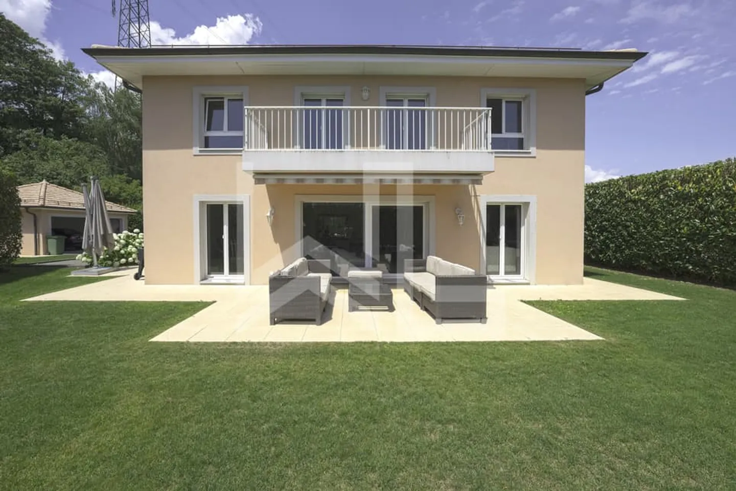Villa con 5 Camere Vicino alle Scuole Internazionali - Foto 1 di 10