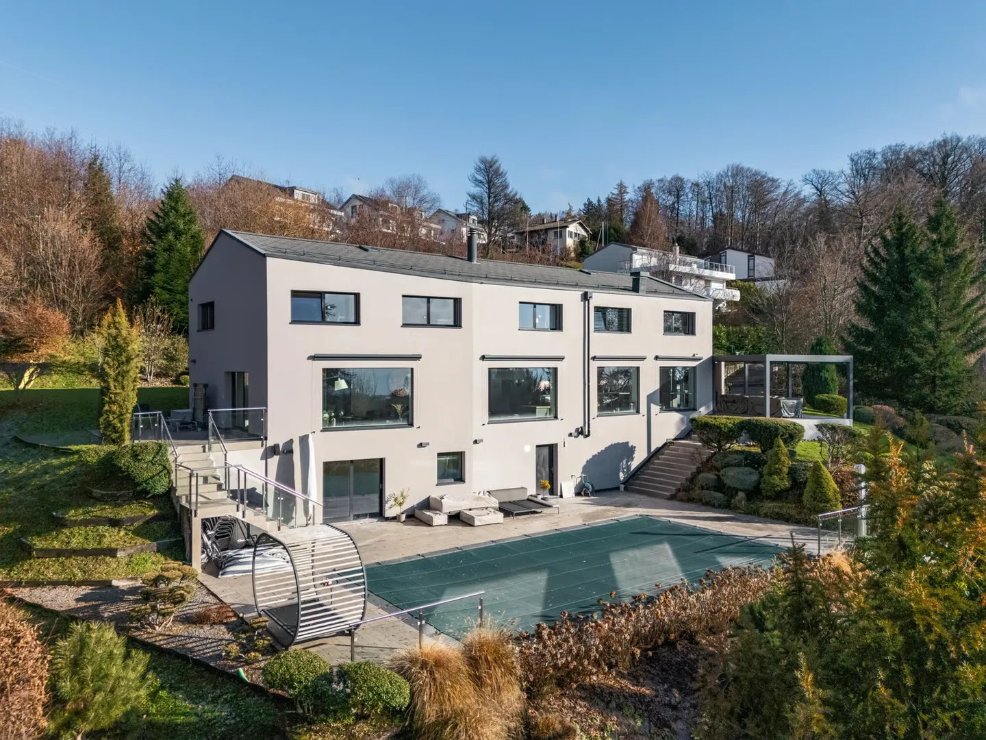 Modern property with swimming pool and unobstructed lake views - Photo 1 sur 12