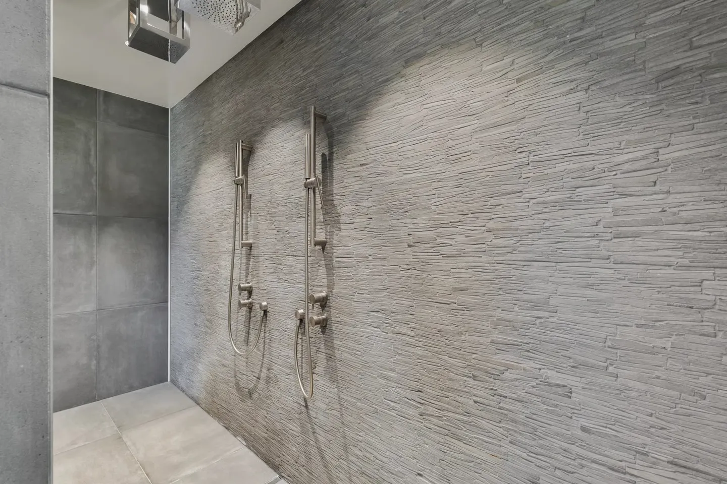 Modern property with swimming pool and unobstructed lake views - Photo 9 sur 12