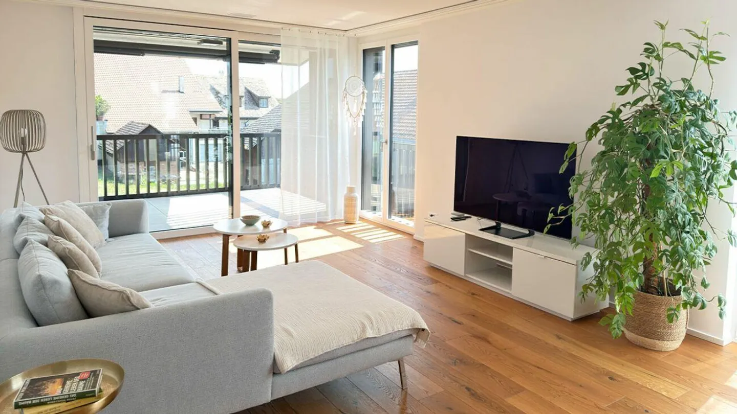 Modern 3.5-room apartment with two balconies and stunning views - Photo 2 of 11