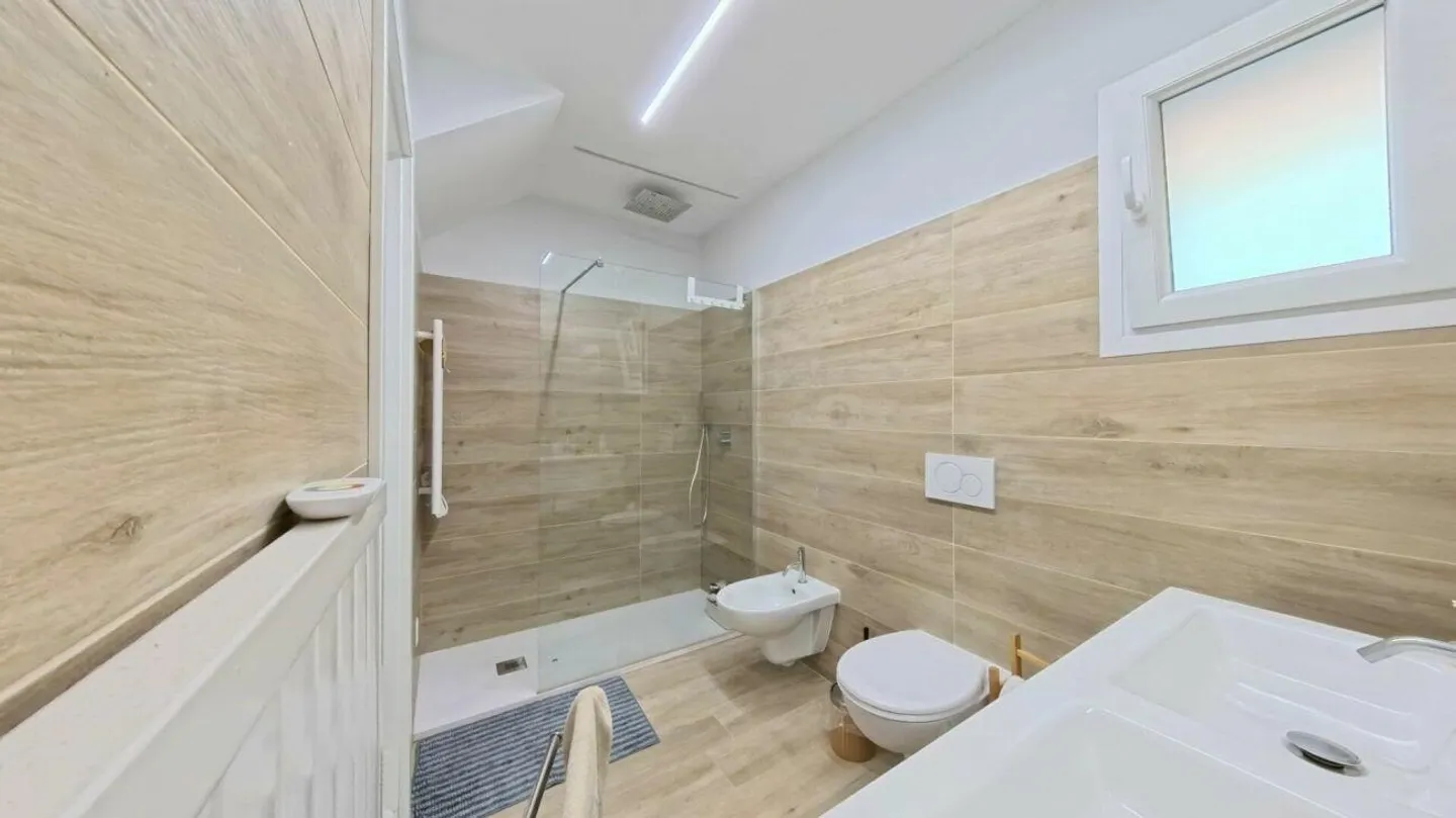 Moderne, entouré de verdure et avec une piscine commune ! - Photo 10 sur 17