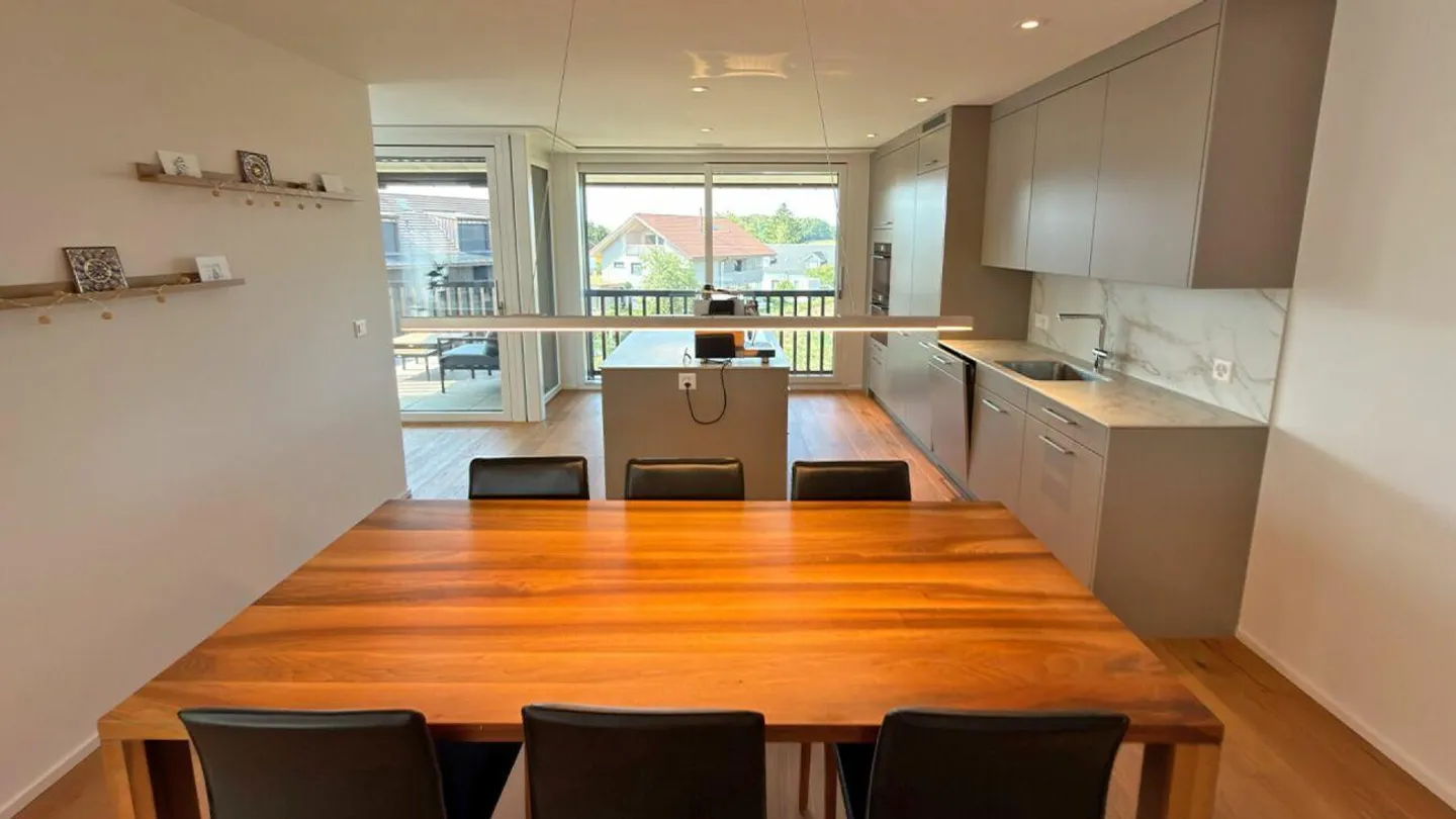 Modern 3.5-room apartment with two balconies and stunning views - Photo 5 of 11