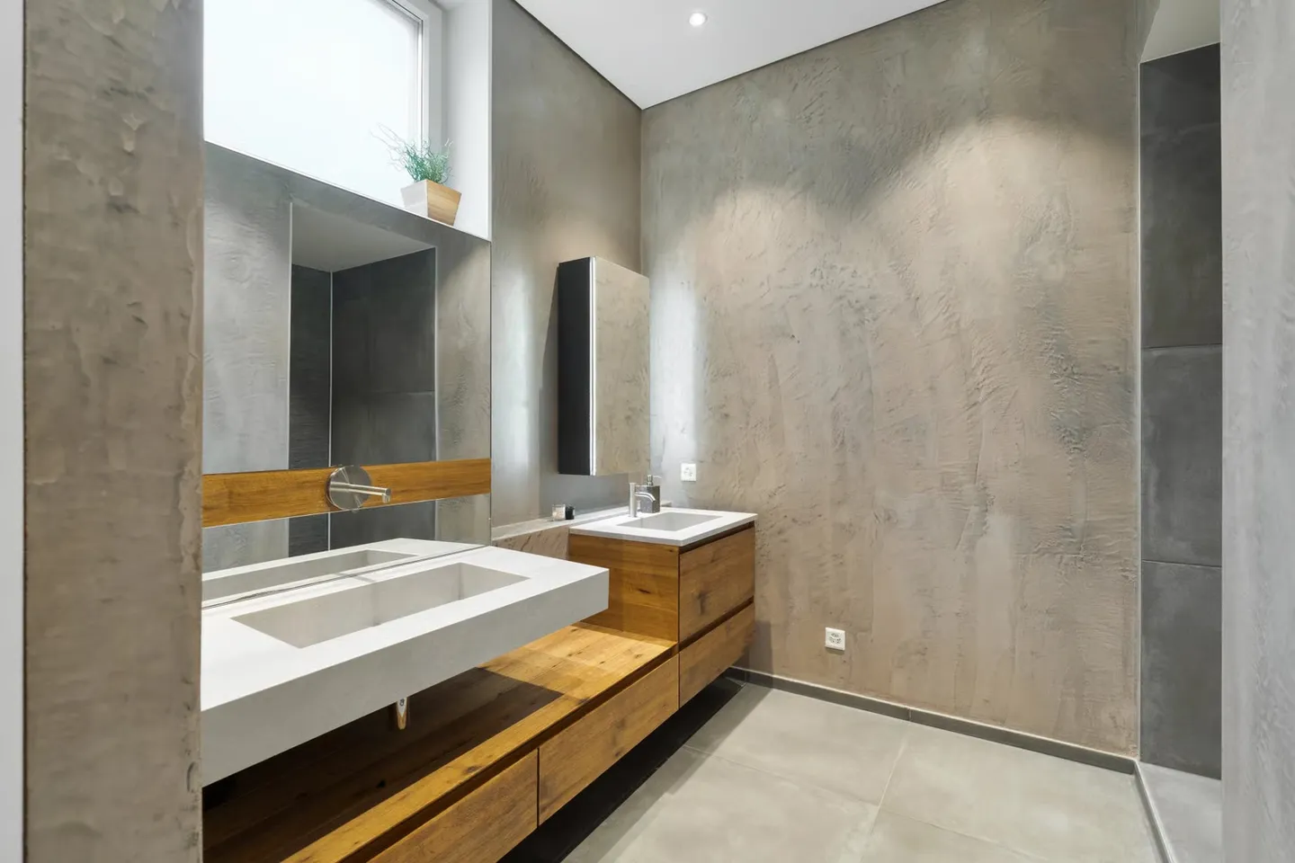 Modern property with swimming pool and unobstructed lake views - Photo 8 sur 12