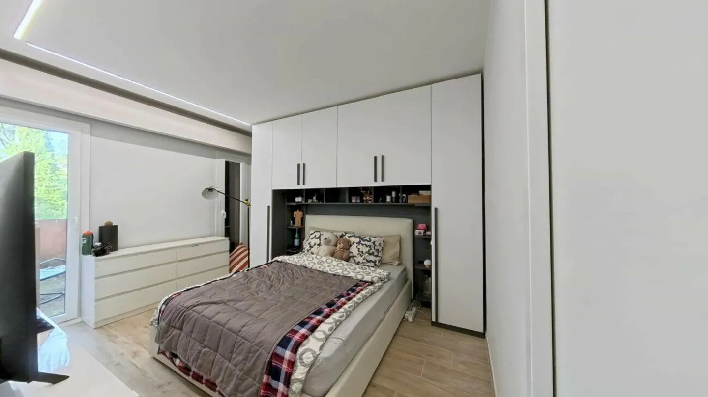 Moderne, entouré de verdure et avec une piscine commune ! - Photo 8 sur 17