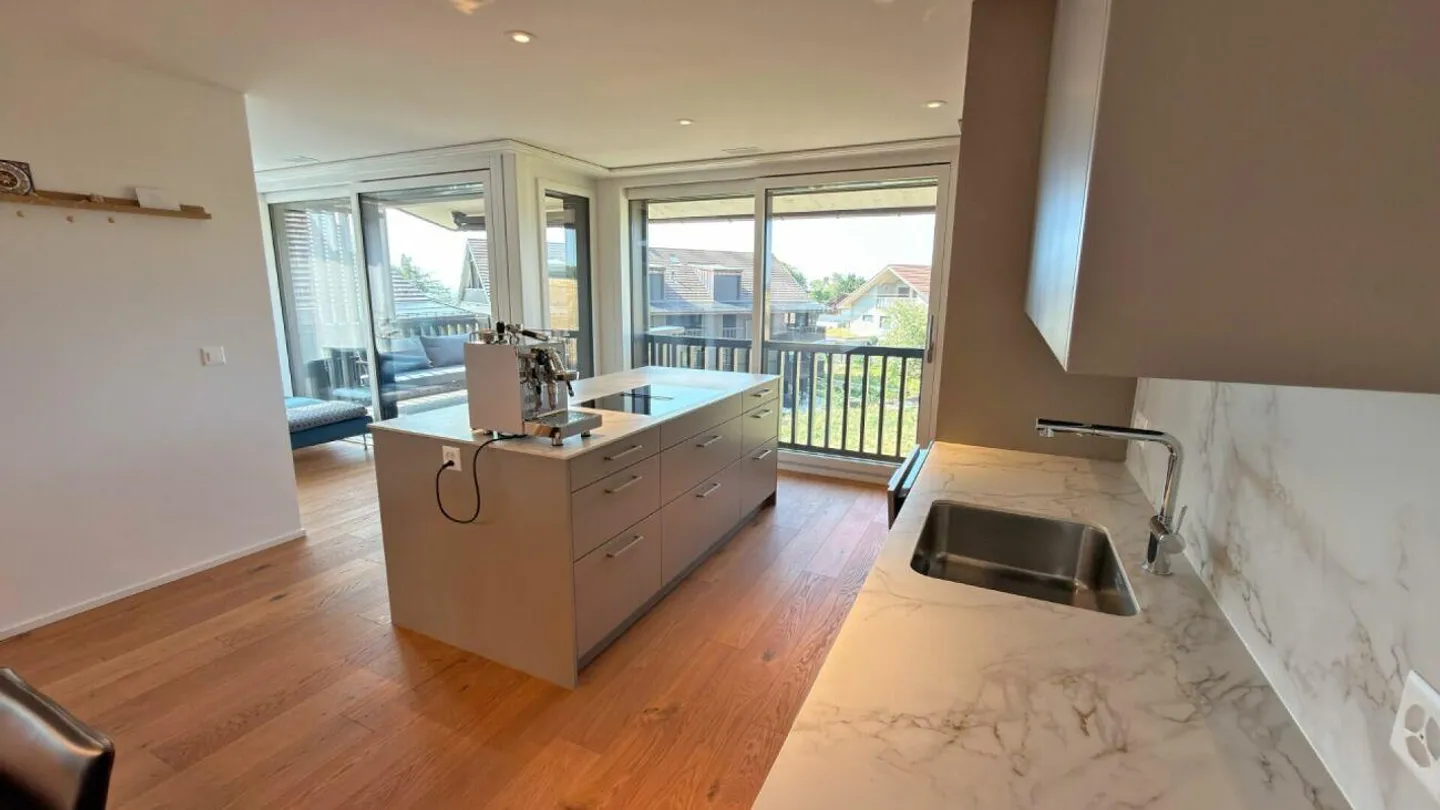 Modern 3.5-room apartment with two balconies and stunning views - Photo 7 of 11