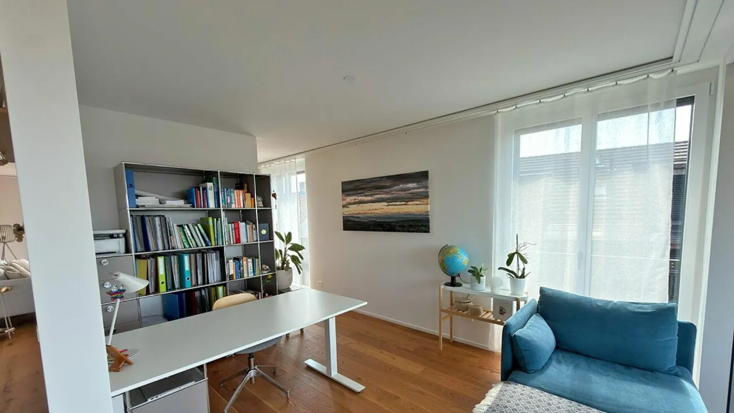 Modern 3.5-room apartment with two balconies and stunning views - Photo 8 of 11