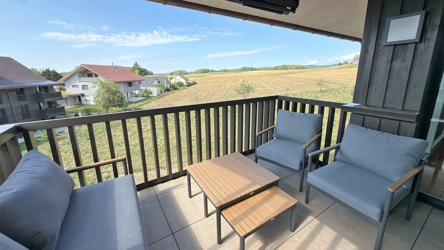 Modern 3.5-room apartment with two balconies and stunning views - Photo 11 of 11