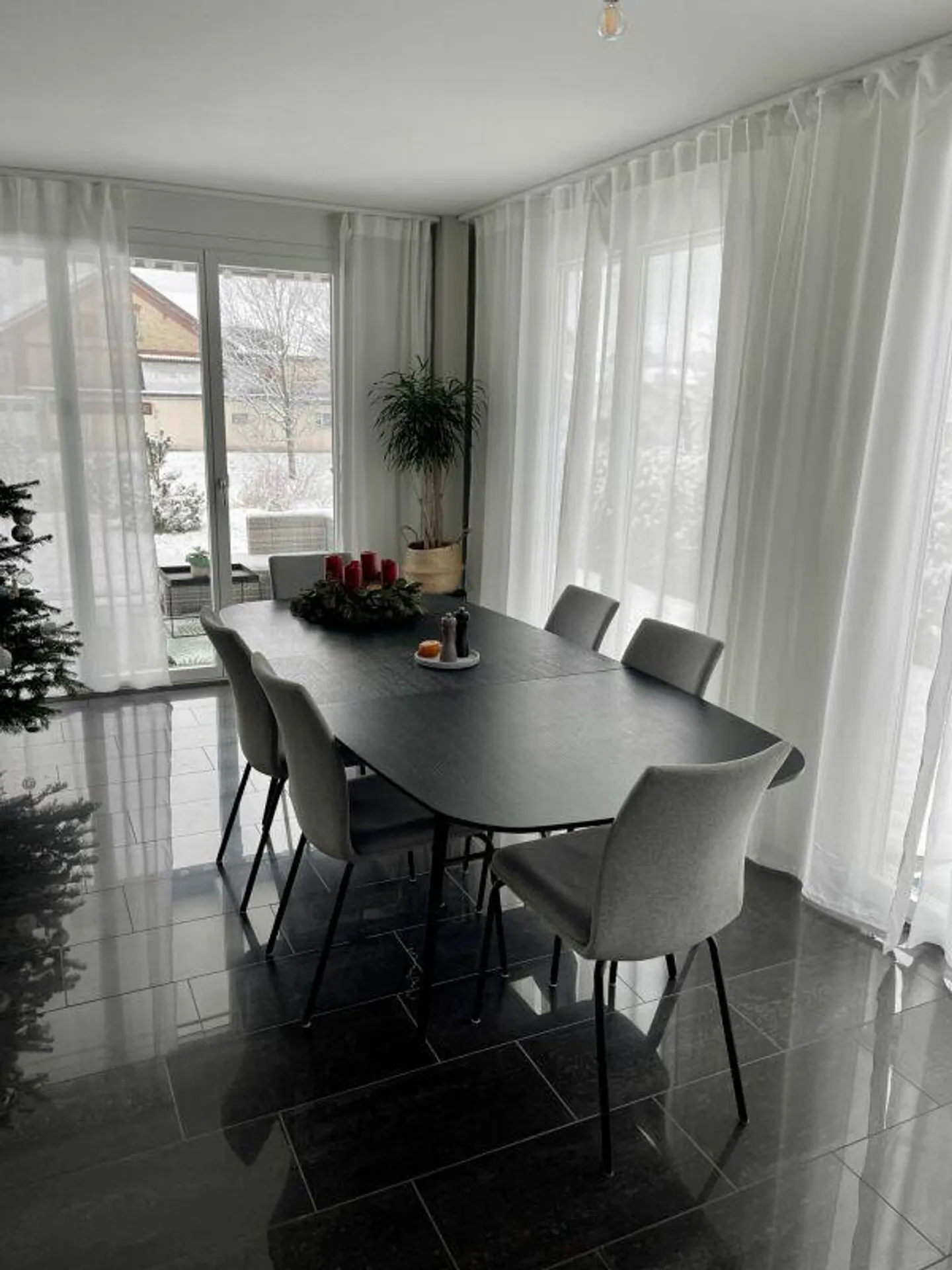Ampio appartamento di 3,5 locali con area giardino in una zona residenziale tranquilla - Foto 3 di 7