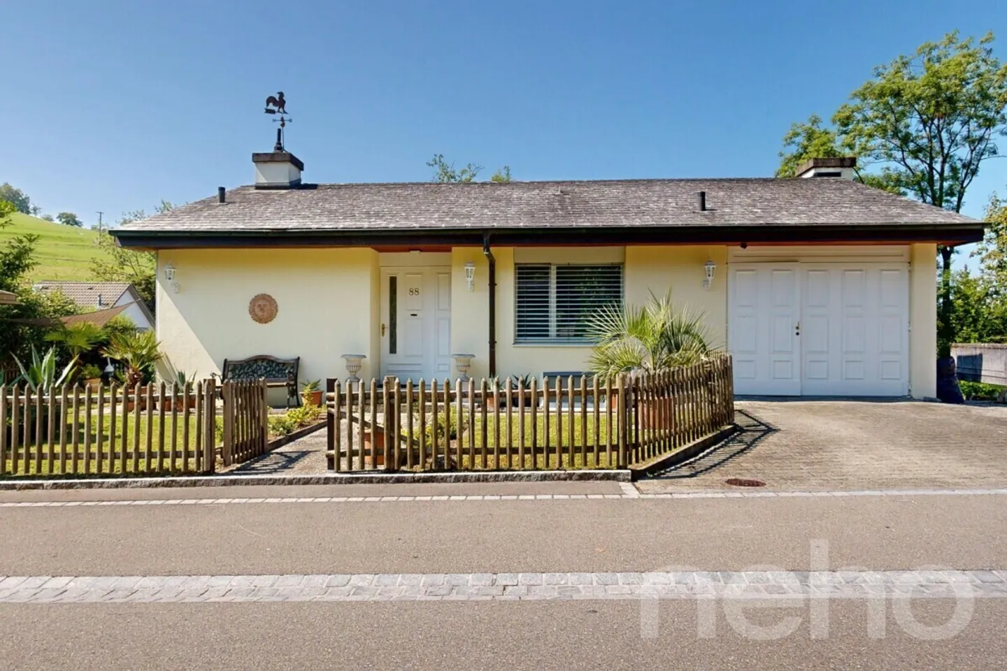 Maison individuelle de 5,5 pièces avec jardin, étang et options polyvalentes - Photo 1 sur 12